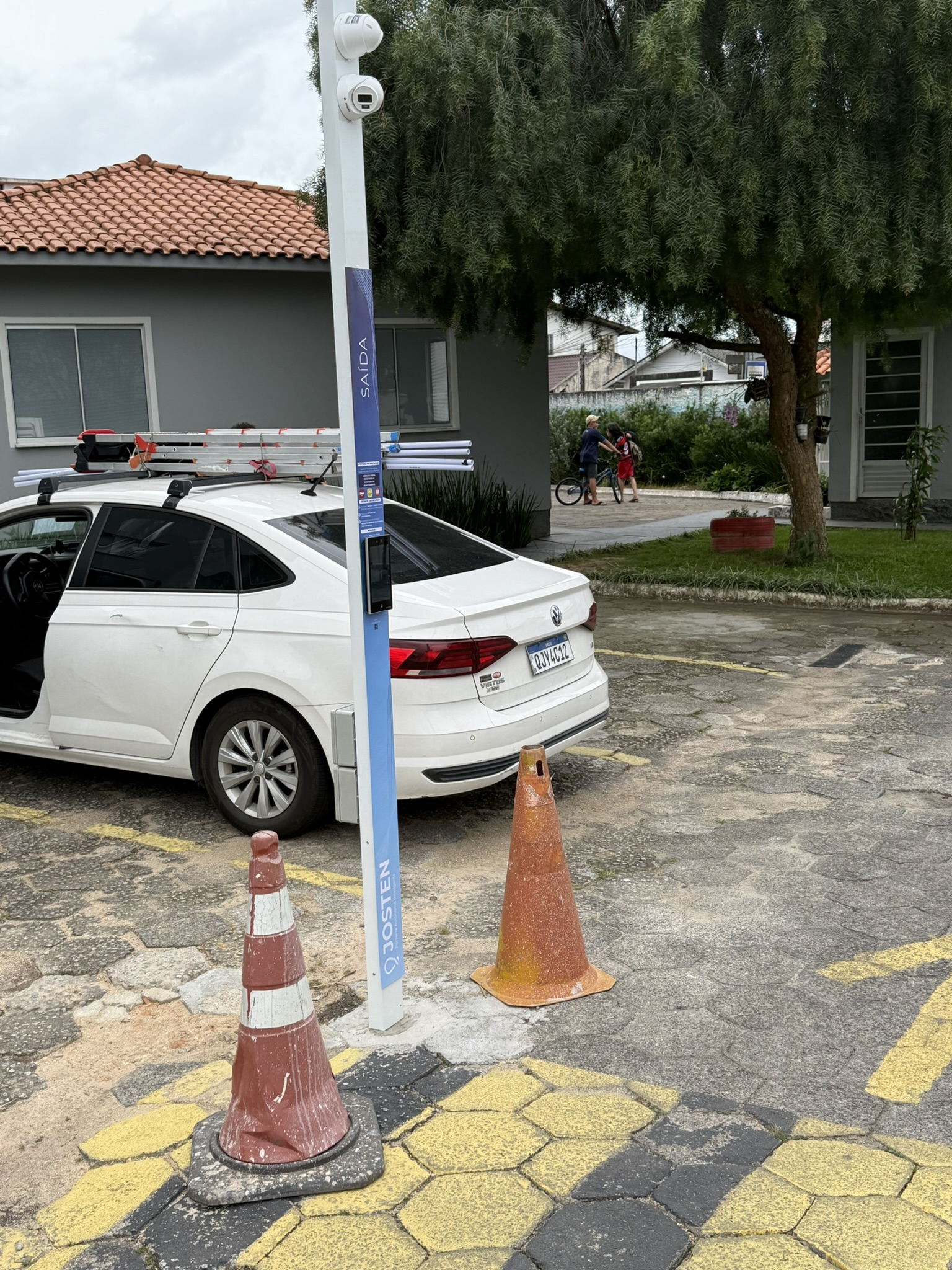 Equipamento Josten junto à saída de veículos do condomínio